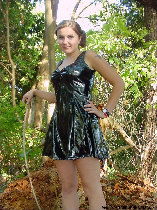 Huisvrouw in latex gaat in het bos uit de kleren.