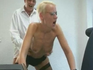  Snolletje met bril word door geile vent genomen