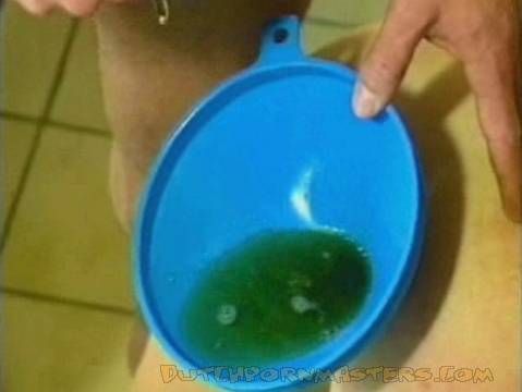 Haar urine word weer terug haar kutje ingegoten