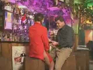  Geil pomphoertje doet opgewonden klant nemen