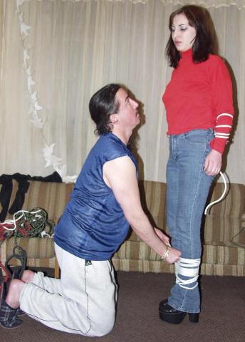 sexfoto: bondage - De dame laat zich met haar armen vastbinden vind ze nu...