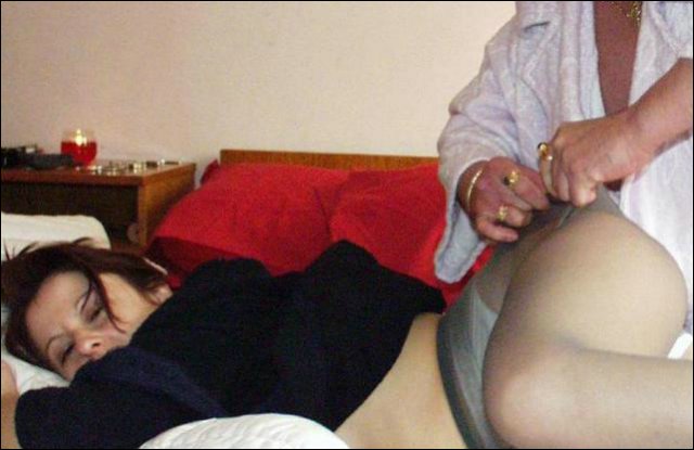 De verkrachter scheurt expres haar hele pantys van haar mooie benen af