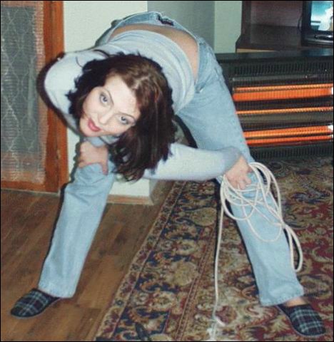 Geil doet het sletje allerlei lekkere swingende bewegingen maken met haar jeans aan