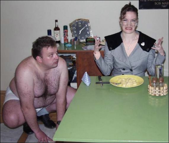 Smerig geil meesteresje doet eten terwijl slaafje toekijkt