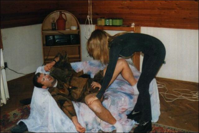 Op bed word de man vastgebonden door deze getoorde vrouw