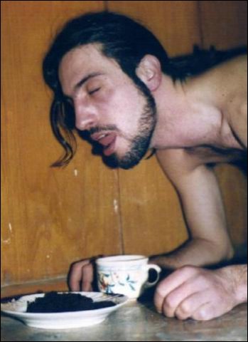 Hij had zin in koffie en krijgt van haar alleen koffiepoeder