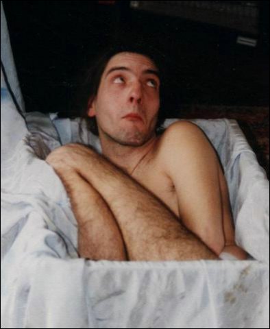 Bang voor nog meer straf is hij terwijl ze hem in bed stopt