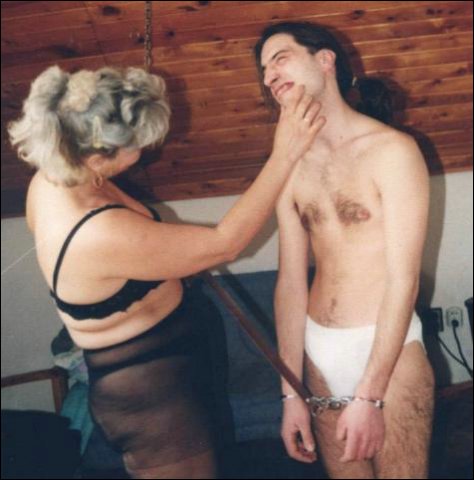 De vrouw geniet ervan hoe ze hem zo lekker kan strelen