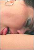 sexfoto: sperma - De likgrage tong van deze spermaslet likt en zuigt...