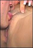 sexfoto: sperma - Kronkelend van geilheid komt dit strakke zuigsletje...